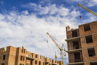 Şantiye binasının bir yeni daire yüksek kule ile mavi gökyüzü karşı vinç. Yerleşim alanı geliştirme. Gayrimenkul Proje büyüme kavramı.