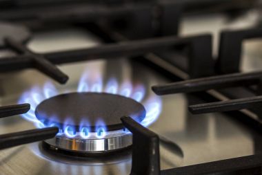 Doğal gaz mutfak gaz yakan karanlıkta soba. Masası'ndan bir gaz yüzük yazıcı siyah bir arka plan çekim yakın çekim çelik