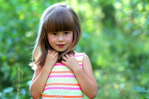 Porträtt av vacker liten flicka med mörkt hår utanför — Stockfoto