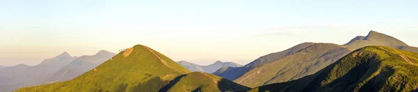 Paisagem de montanha dos Cárpatos no verão. Vista panorâmica. Pôr do sol — Fotografia de Stock