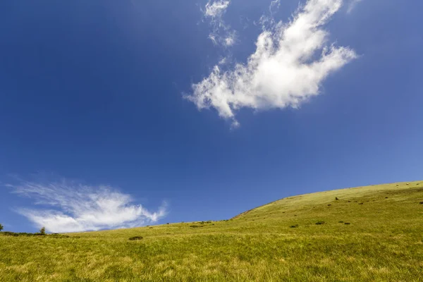 Panorama zelenými kopci v letních horách — Stock fotografie