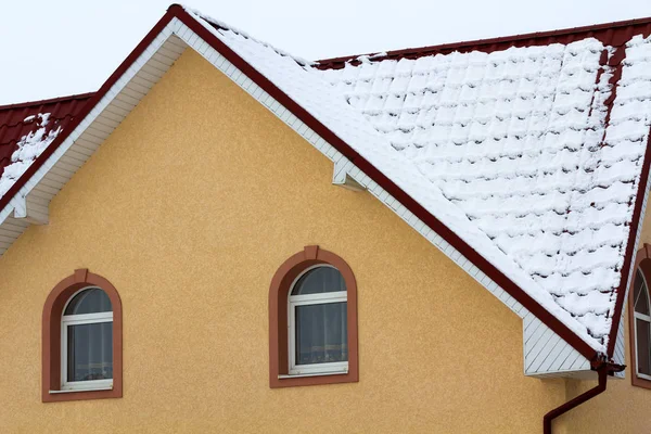 Detalle de techo - buhardilla de madera — Foto de stock © Sopotniccy