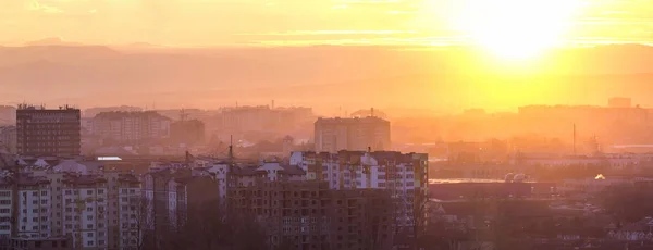 Vista panorámica de la hermosa puesta de sol sobre la ciudad de Ivano-Frankivsk, Ucrania — Foto de Stock