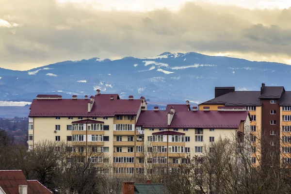 Alto edificio de apartamentos Ivano Frankivsk, Ucrania. Arquitectura residencial con montañas detrás — Foto de Stock