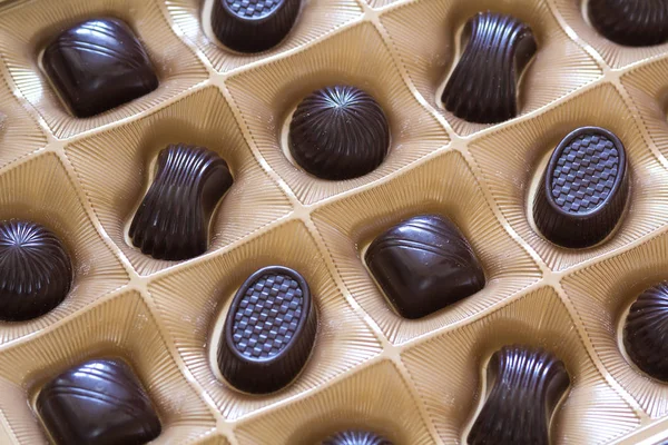 Doce variedade de doces de chocolate em uma caixa de close-up. Vista superior — Fotografia de Stock