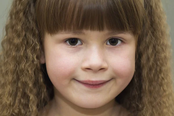 Nahaufnahme Porträt eines glücklich lächelnden kleinen Mädchens mit schönen th — Stockfoto