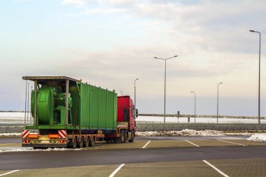 Bir park yerinde büyük kargo kamyon Park