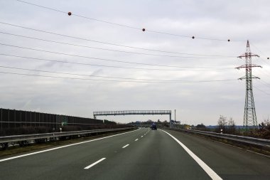 Dikmesi ve canlı gökyüzü, bulutlar ve güneş güç hatları.