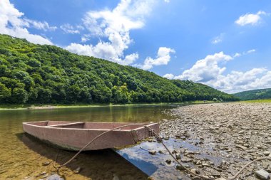 Temiz su ile kaplı orman hills b Nehri'nin üzerinde eski tekne