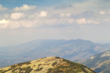 Yatay yaz dağlar yeşil çimen.