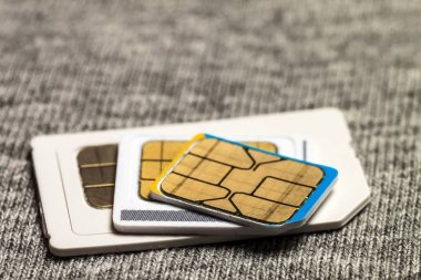 Mini, mikro ve nano simcard kümesi. Üzerinde gri kumaş metin izole