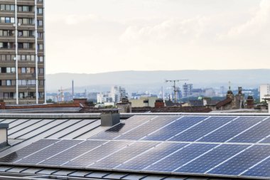 Yenilenebilir temiz yeşil enerji verimli güneş panelleri s tasarruf