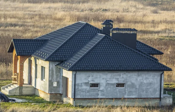 新しいモダンな住宅建設中の空撮。不動産開発のコンセプト。金属の屋根ふきの民家. — ストック写真