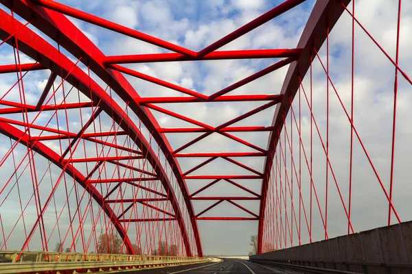Metallrahmenkonstruktion einer Brücke über eine Autobahn — Stockfoto