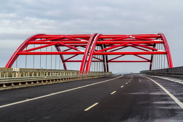 Metallram struktur av en bro över motorvägen väg — Stockfoto