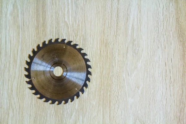丸鋸の刃に木製の比較で木材の加工のクローズ アップ — ストック写真
