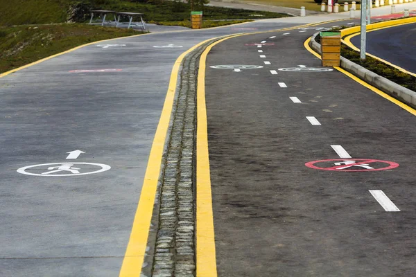 アスファルト道路の表面上の散歩道と自転車レーン標識します。 — ストック写真