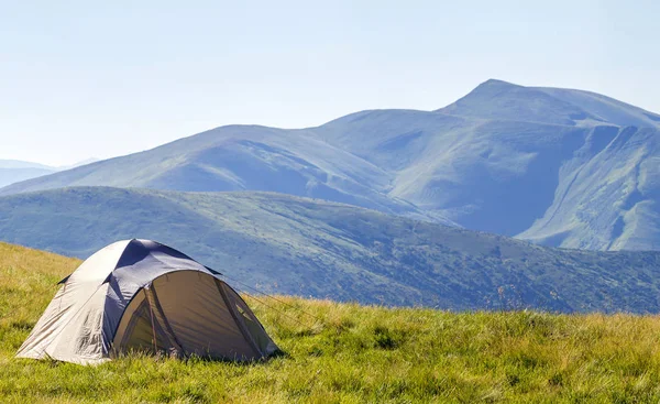관광 텐트와 산 파노라마입니다. 해돋이 또는 일몰에 mounta — 스톡 사진