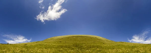 Панорама зеленых холмов в летних горах — стоковое фото