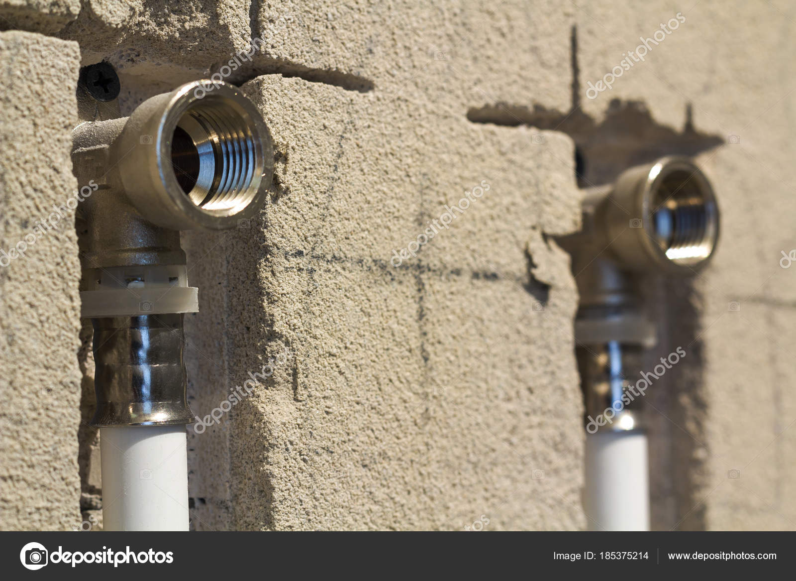 Tubi di acqua in polipropilene nella parete, impianto idraulico in ... Idraulico a casa