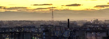 Gece Ivano-Frankivsk city, Ukrayna Hava görünümünü. Parlak ışıklar yüksek binalar ve yüksek Dağları ile modern gece şehir sahne. Konut quarters, modern kentsel alanda İnşaat vinçleri.