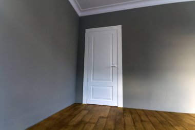 Yeni yenilenmiş oda ile taze boyalı duvarlar, beyaz yapmak