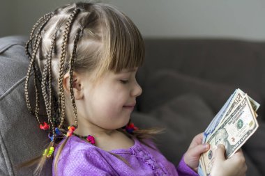 para, finans ve insan kavramı - dolar nakit para ile küçük kız gülümseyerek.