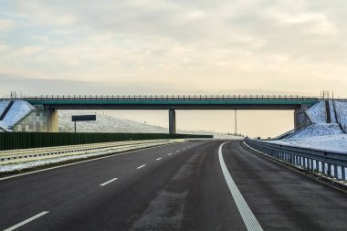 Kış manzara ufuk asfalt yol ile.