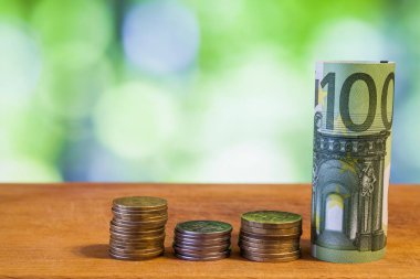 100 euro euro para ile bill banknot üzerinde ahşap haddelenmiş 