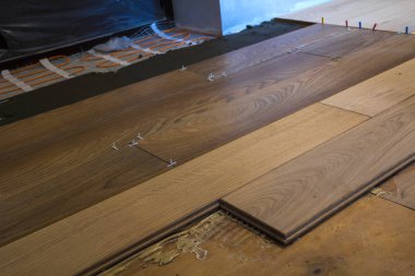 Yenileme çalışmaları. Yakın çekim parke ve cerami kurulum