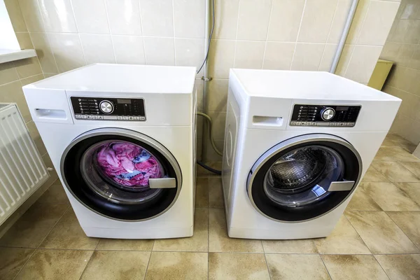 Roupas coloridas e toalhas na máquina de lavar roupa — Fotografia de Stock
