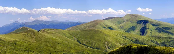 Large panorama de collines verdoyantes. Montagnes des Carpates à s — Photo