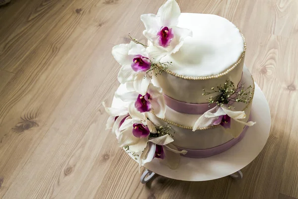 꽃, 아름 다운 웨딩 케이크 케이크 blurr의 클로즈업 — 스톡 사진