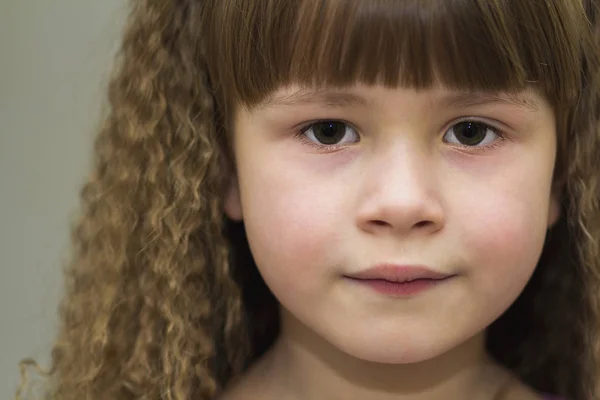 Close-up van portret van gelukkig lachend meisje met mooie th — Stockfoto