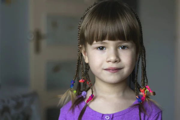 Portret van vrij klein meisje met kleine vlechten — Stockfoto