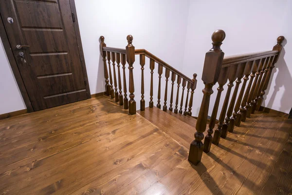 Detalhe close-up de escadas de carvalho de madeira marrom em nova casa renovada. Escadaria entre dois andares — Fotografia de Stock
