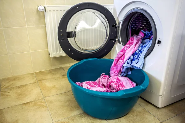 Красочные одежды и полотенца в барабане стиральной машины — стоковое фото