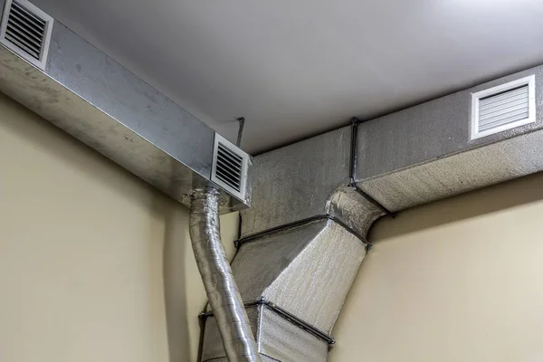 Industriella air duct ventilation utrustning och pipe system insta — Stockfoto