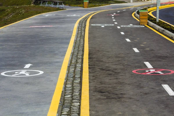 Spacer drogę i rowerów pasa podpisuje na powierzchnię drogi asfaltowe — Zdjęcie stockowe