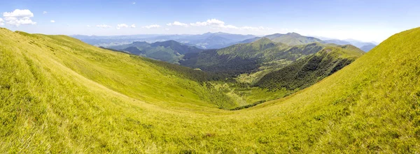 Panorama des montagnes des Carpates en été journée ensoleillée. Mois incroyable — Photo