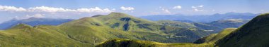 Yeşil dağ hills geniş Panoraması. Karpat Dağları s