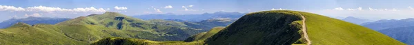 Panorama de verdes colinas en las montañas de verano con camino de grava para — Foto de Stock