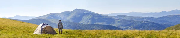 Randonneur debout près de tente de camping dans les montagnes des Carpates. Pour — Photo