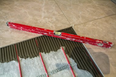 Seramik kiremit ve çatı ustası için araçlar. Kat yükleme döşer. Hom