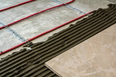 Seramik kiremit ve çatı ustası için araçlar. Kat yükleme döşer. Hom