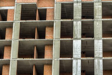 Yakın çekim ayrıntı görünümü yeni bir modern konut ev inşaat İnşaat site işleri yapım aşamasında. Gayrimenkul geliştirme kavramı. Çok hikaye ev tuğla ve beton.