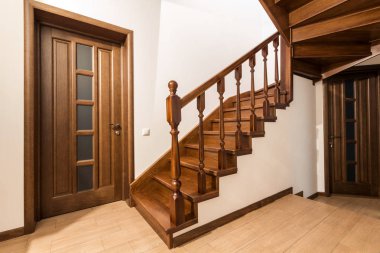 Yeni yenilenmiş ev kapı ve modern kahverengi meşe Ahşap merdiven