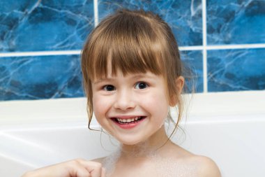 Banyo sevimli küçük kız portresi. Hijyen kavramı.