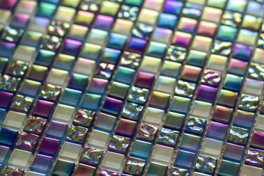 Geometrik mavi, mor ve yeşil mozaik desen döşer. Duvar kağıdı