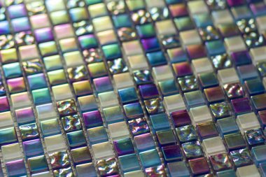 Geometrik mavi, mor ve yeşil mozaik desen döşer. Doku arka planına duvar kağıdı. Küçük parçalar fayans inşaat ve tadilat işleri, dekoratif malzeme cowering duvarlar ve zemin için.